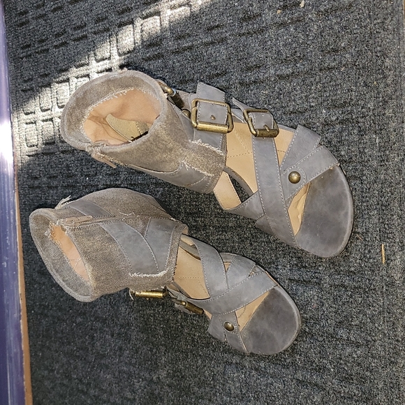 COPY - 👡Blowfish Distressed Denim  Wedges - Picture 4 of 7